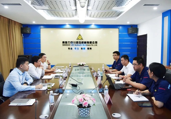 為高質(zhì)量發(fā)展賦能！青島高新區(qū)李天傳主任至力克川液壓調(diào)研2.jpg
